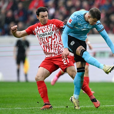 Freiburgs Nicolas Hoefler, Bayer Leverkusens Adam Hlozek and Freiburgs Matthias Ginter