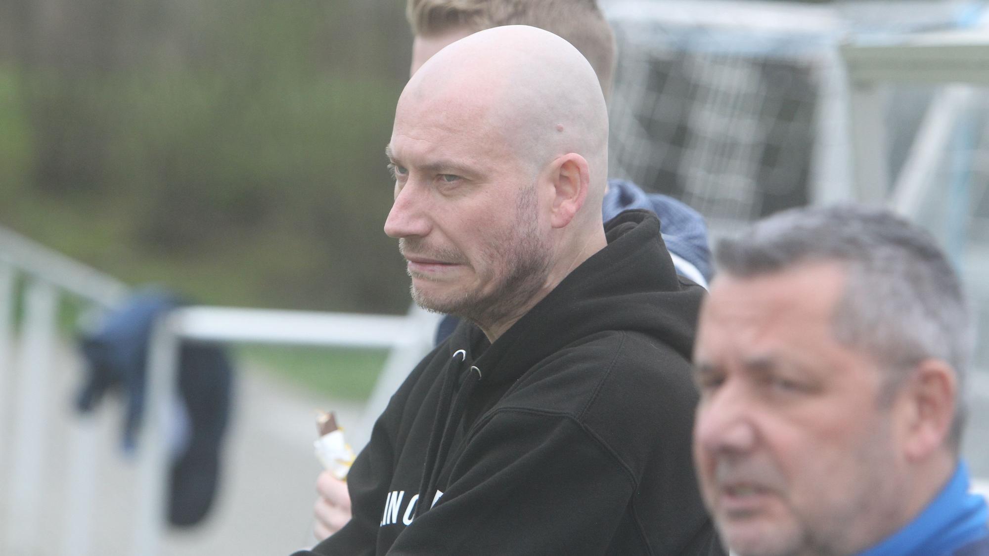 Bröltals Coach Benedikt Ramrath schwant Böses.