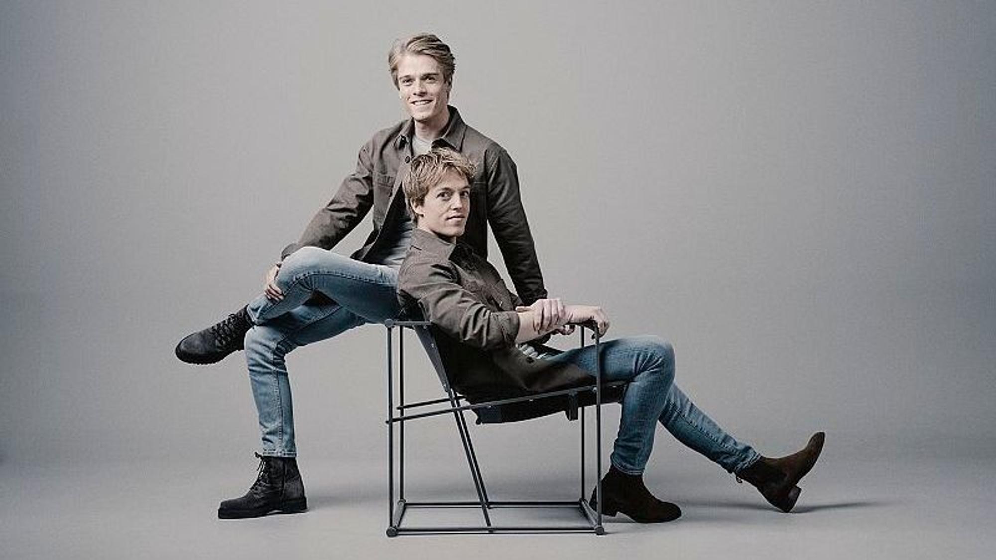 Lucas und Arthur Jussen sitzen auf Stühlen.