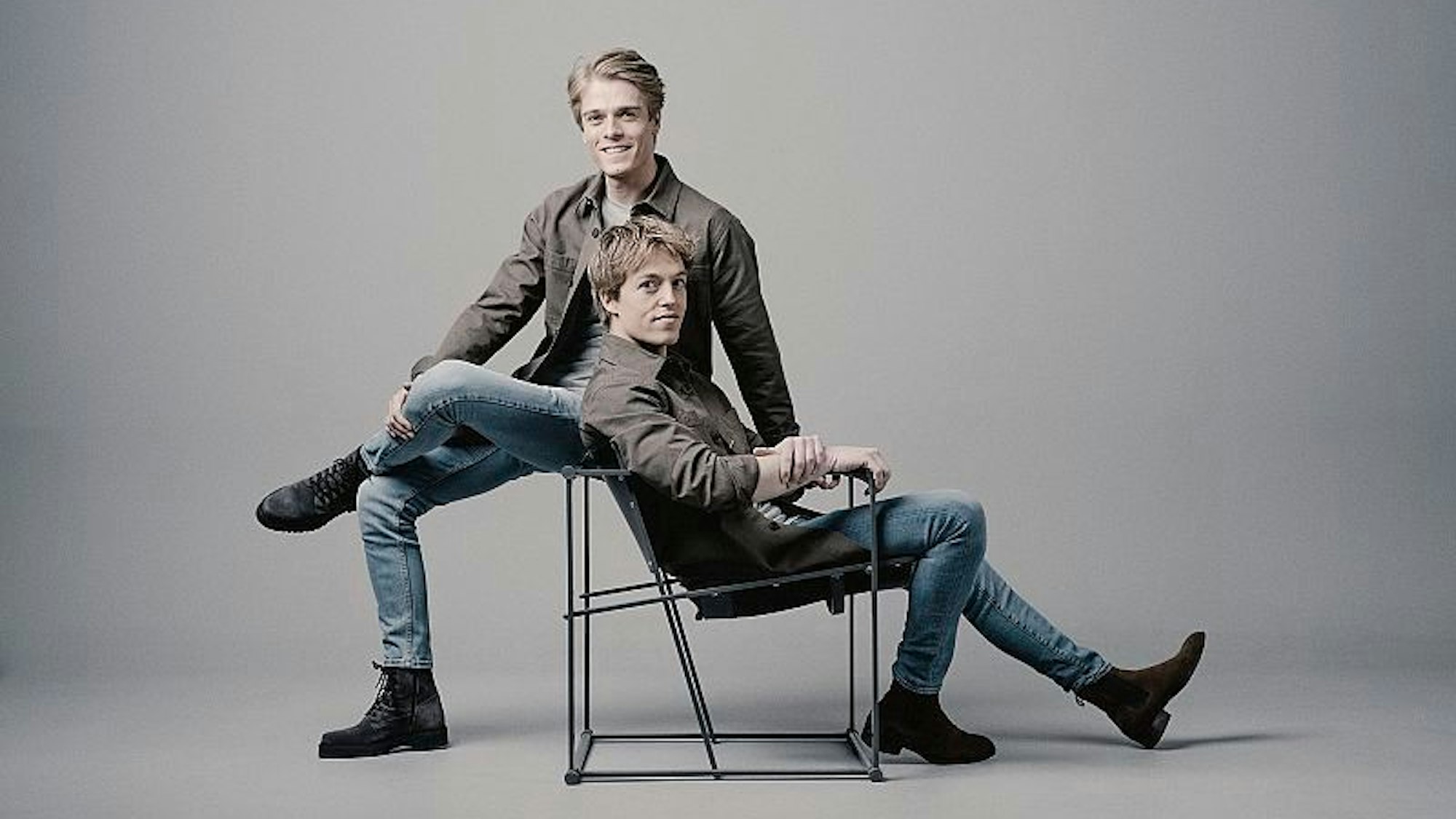 Lucas und Arthur Jussen sitzen auf Stühlen.