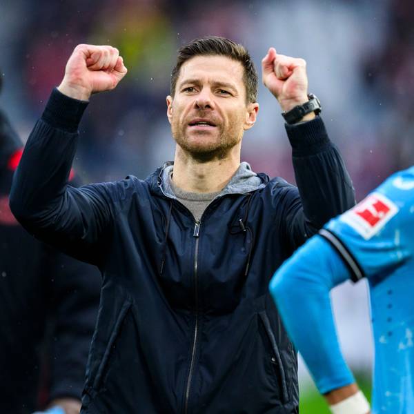 Leverkusens Trainer Xabi Alonso jubelt nach dem Spiel und bedankt sich bei den Fans für die Unterstützung.
