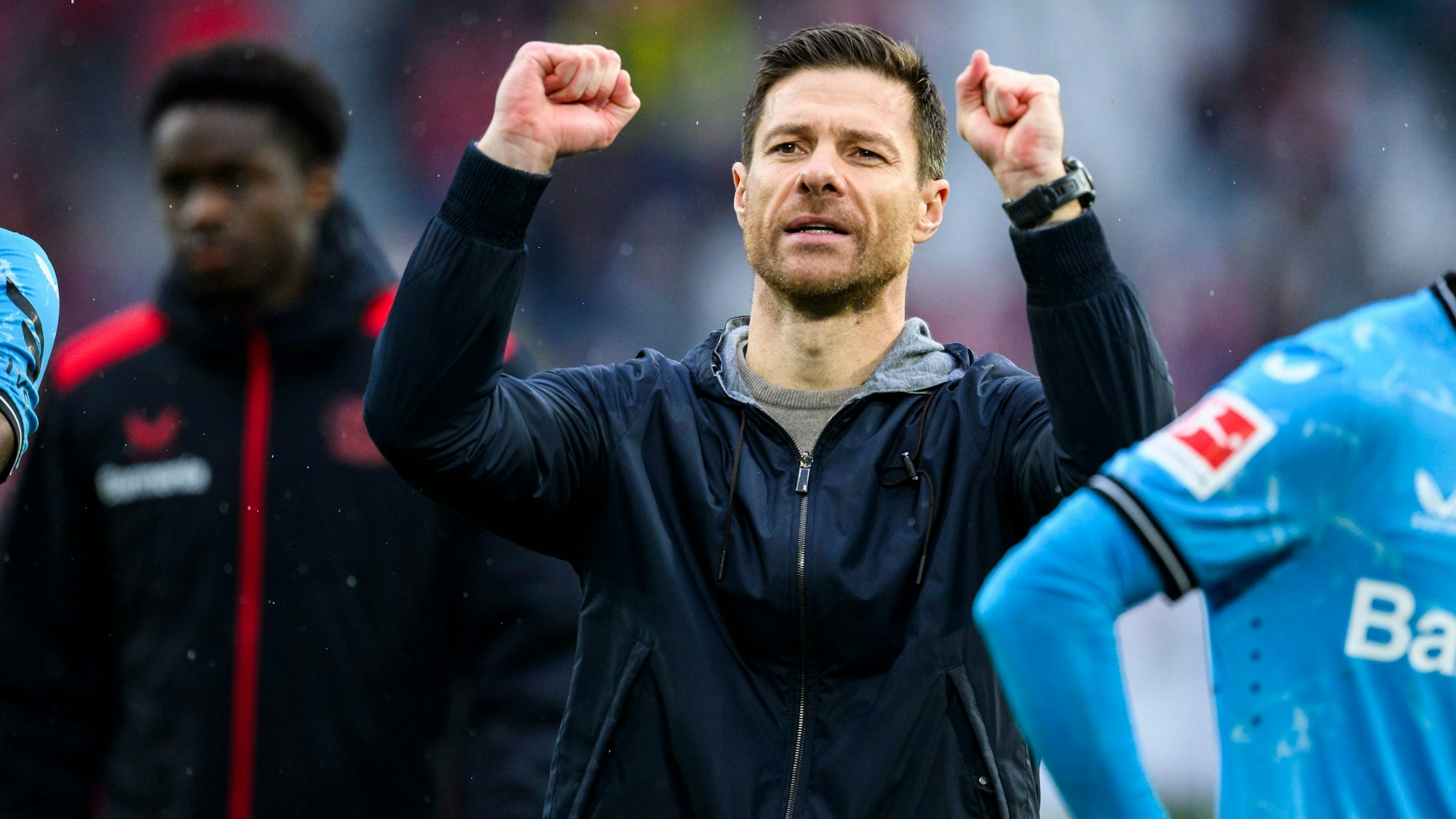 Leverkusens Trainer Xabi Alonso jubelt nach dem Spiel und bedankt sich bei den Fans für die Unterstützung.