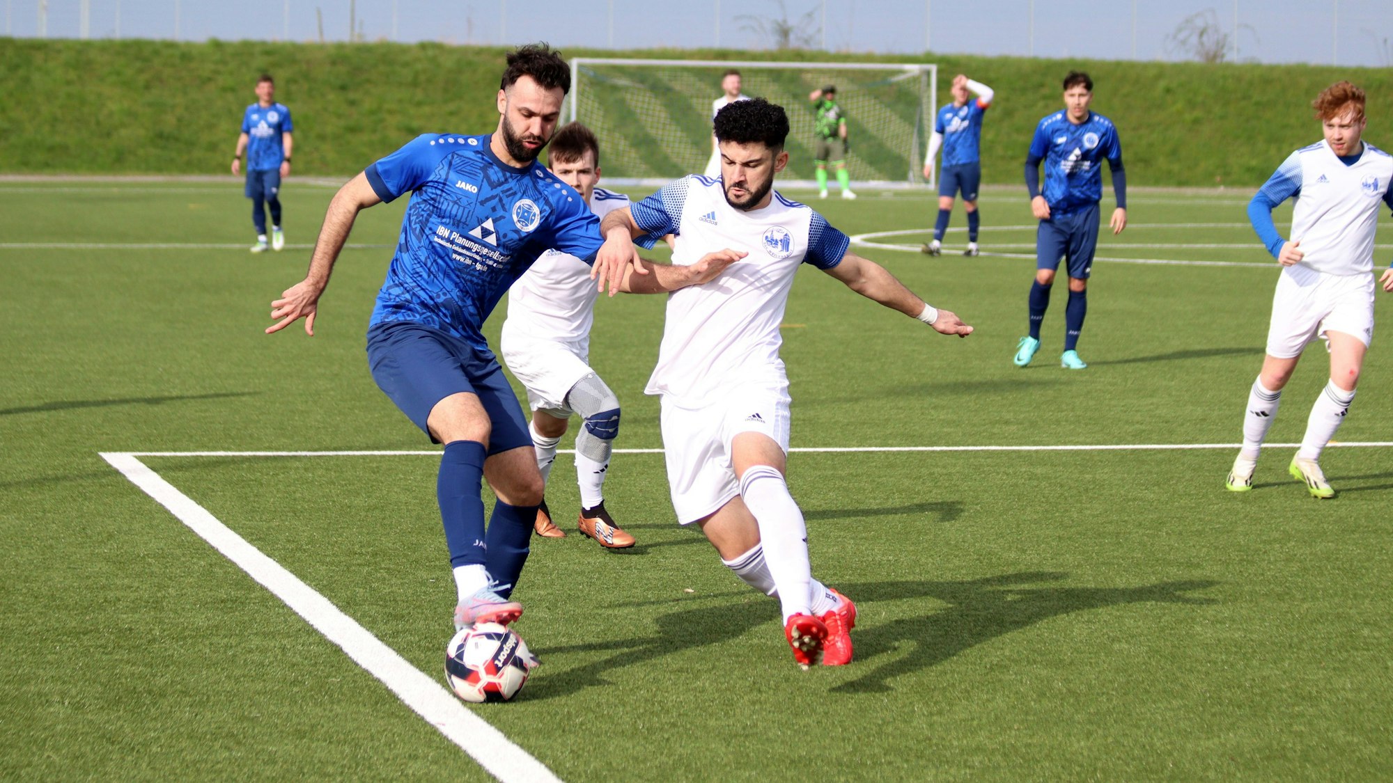 Adrian Hajdini (l.) tritt an der Strafraumgrenze auf den Ball, um diesen zu stoppen, und lässt Solehi Salohidin aussteigen.