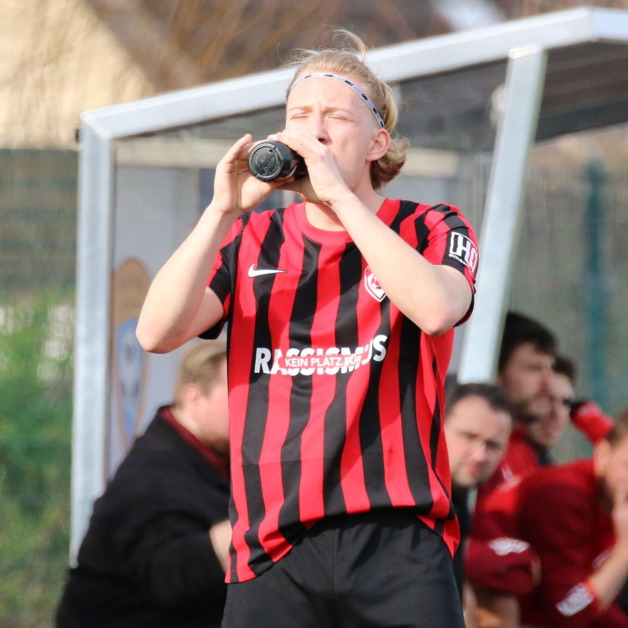 Torschütze Luc-Seal Roggendorf trinkt