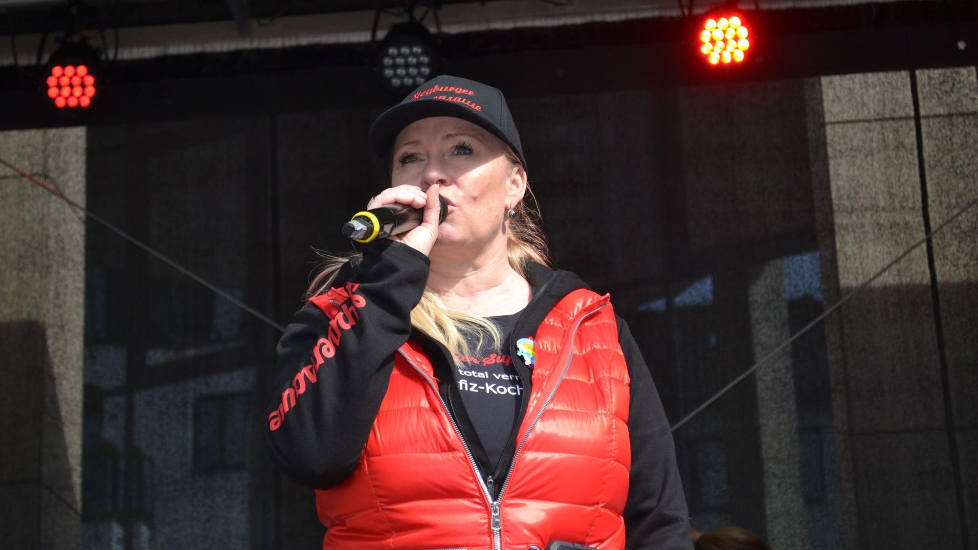 Initiatorin Sandra Owoc-Schönhoff mit roter Weste und einem Mikrofon in der Hand. Sie war als Krisenmanagerin gefragt.