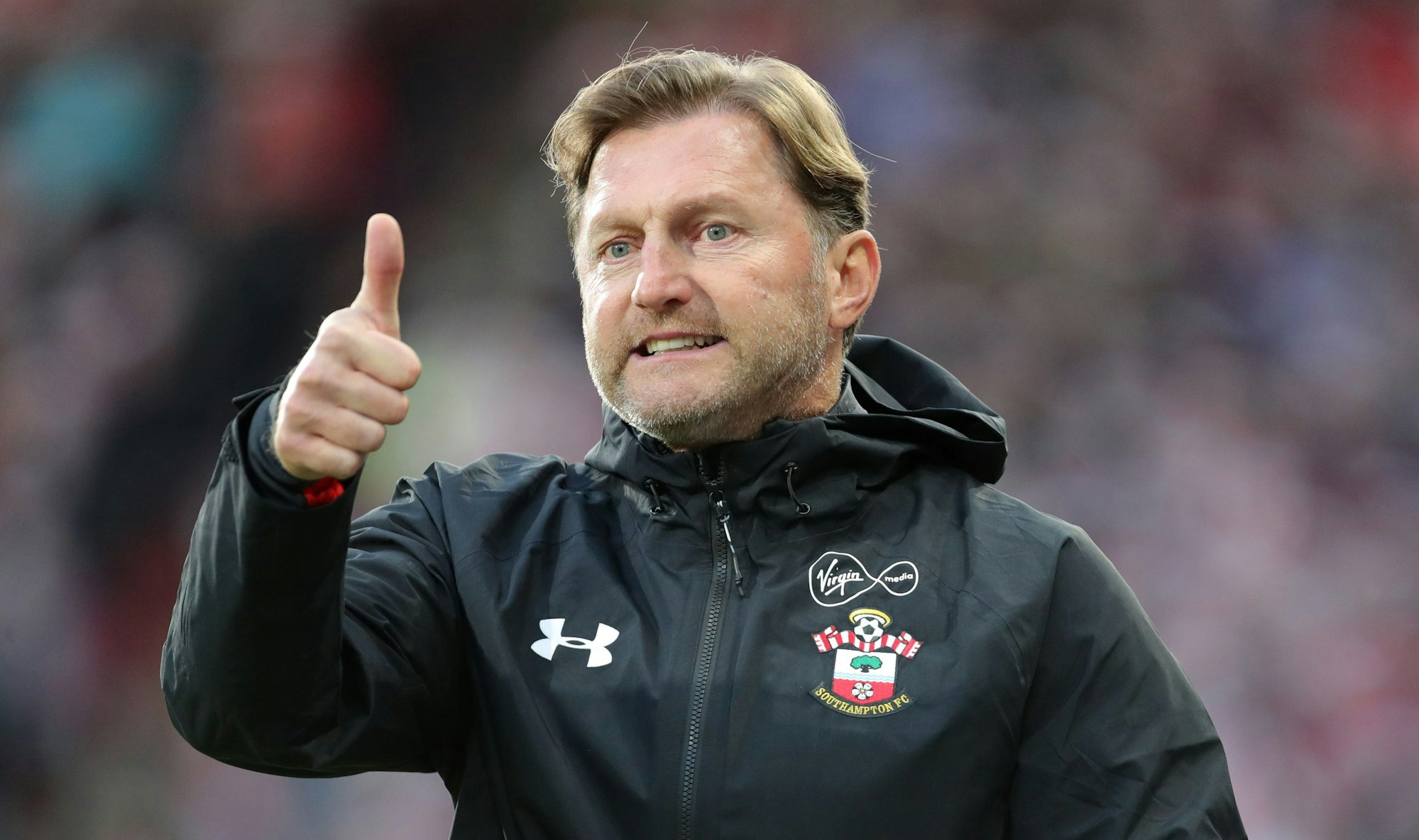 ARCHIV - 22.12.2018, Großbritannien, Huddersfield: Fußball, Premier League, England, 18. Spieltag Huddersfield Town - FC Southampton im John Smith's Stadion: Ralph Hasenhüttl, damaliger Trainer von Southampton, gestikuliert an der Seitenlinie. Der VfL Wolfsburg hat Ralph Hasenhüttl als neuen Trainer verpflichtet. (zu dpa: «Ralph Hasenhüttl ist neuer Trainer des VfL Wolfsburg») Foto: Richard Sellers/PA Wire/dpa +++ dpa-Bildfunk +++