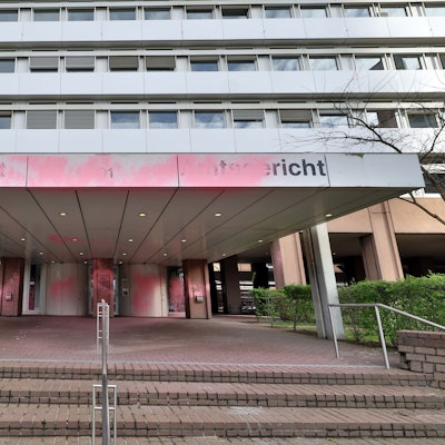 Der Eingangsbereich des Kölner Landgerichts wurde mit rosa Farbe beschmiert.