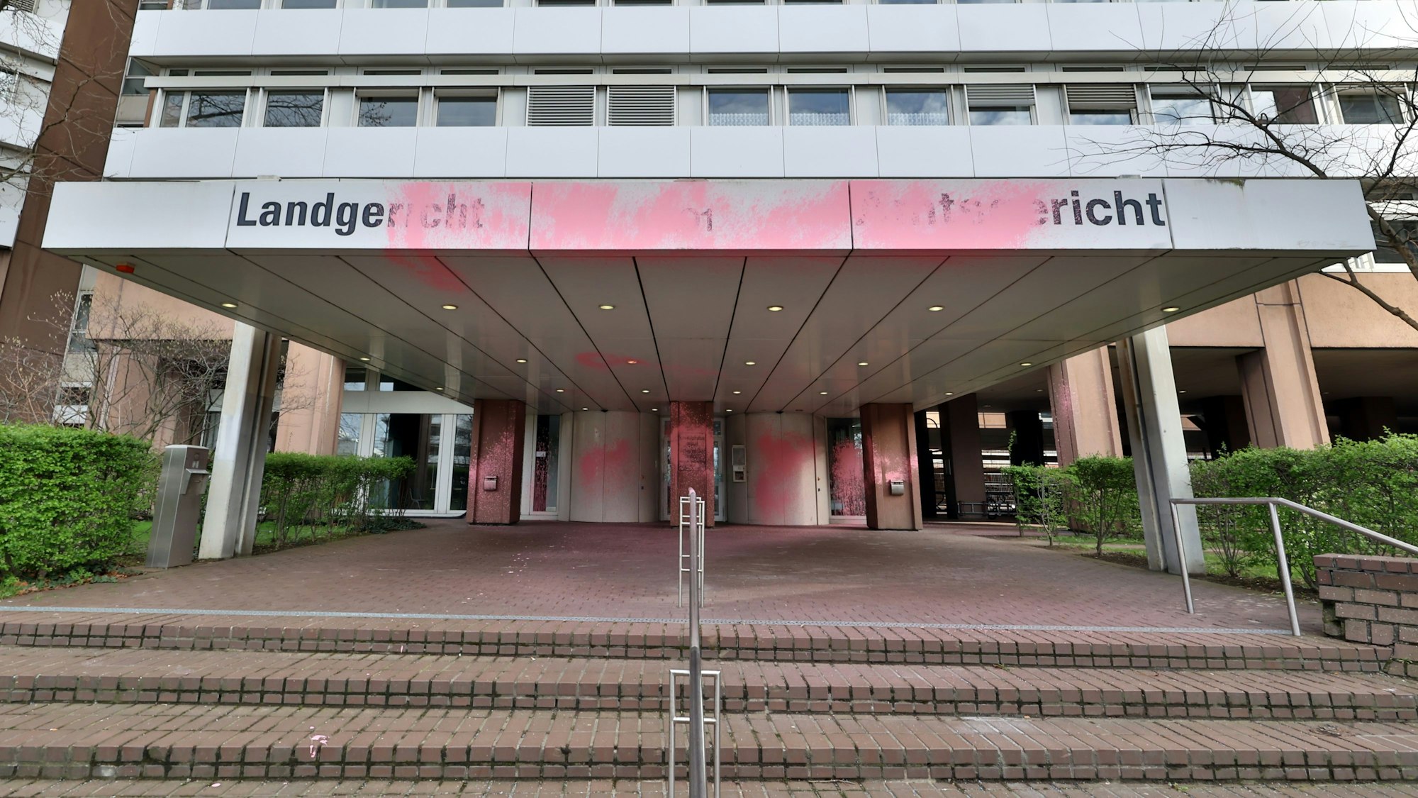 Der Eingangsbereich des Kölner Landgerichts wurde mit rosa Farbe beschmiert.