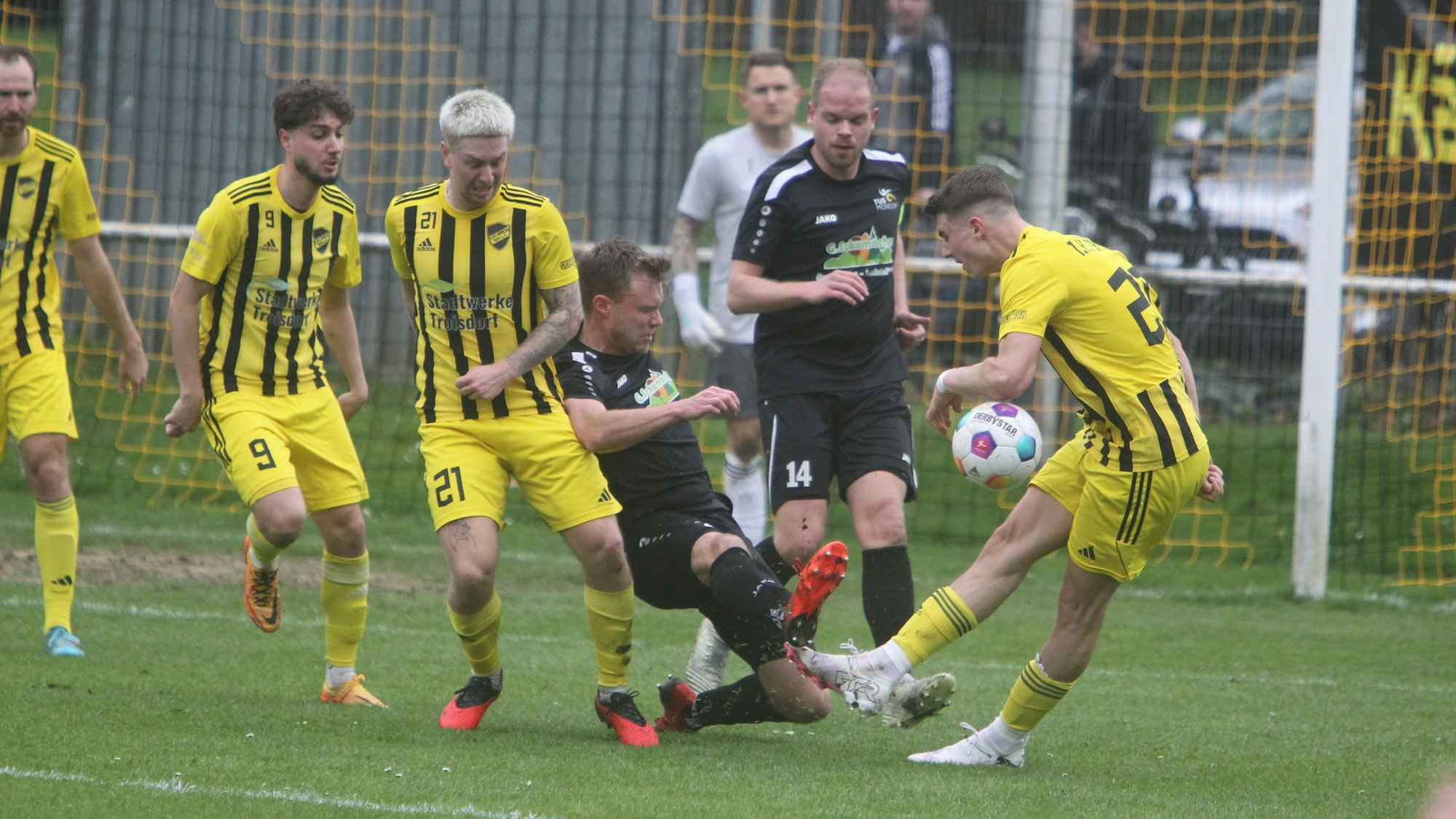 Packende Duell lieferten sich die Teams im Lokalderby: Hier kämpfen Mondorfs Fabian Welt (Mitte) und Aleksandar Djakusic (rechts) um den Ball.