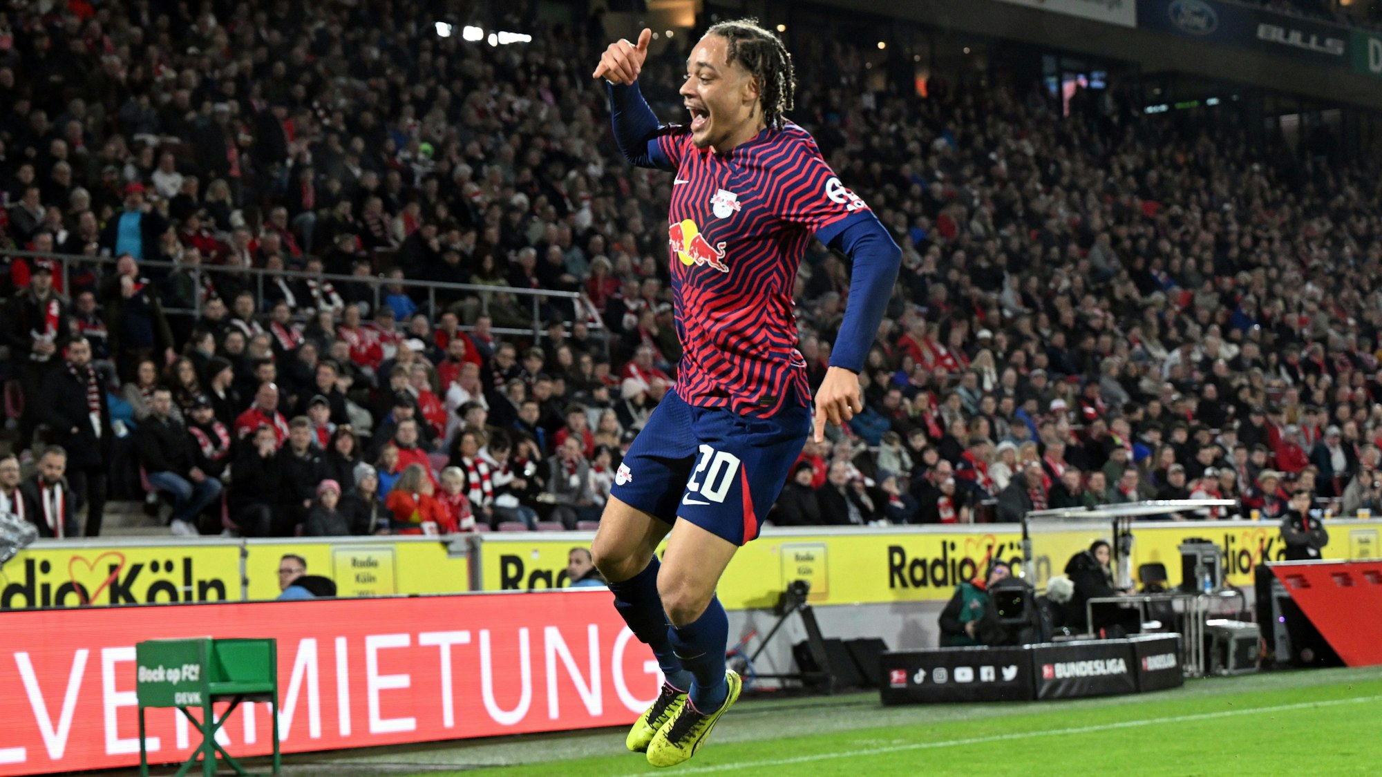 „Unglücklicher Ort“: Xavi Simons jubelt vor der Kölner Südtribüne über sein Tor zum 1:0 in Köln.