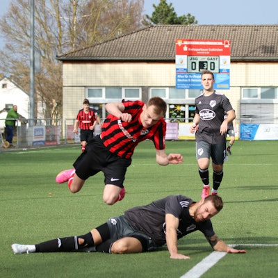 Ein harter Zweikampf, bei dem sich Luke Bungart, der hier in der Luft schwebt, verletzt.
