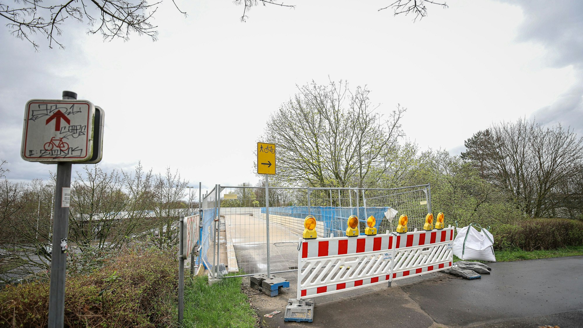 Auch an der Kreuzung Fixheide Straße/ Borsigstraße wird gearbeitet.
