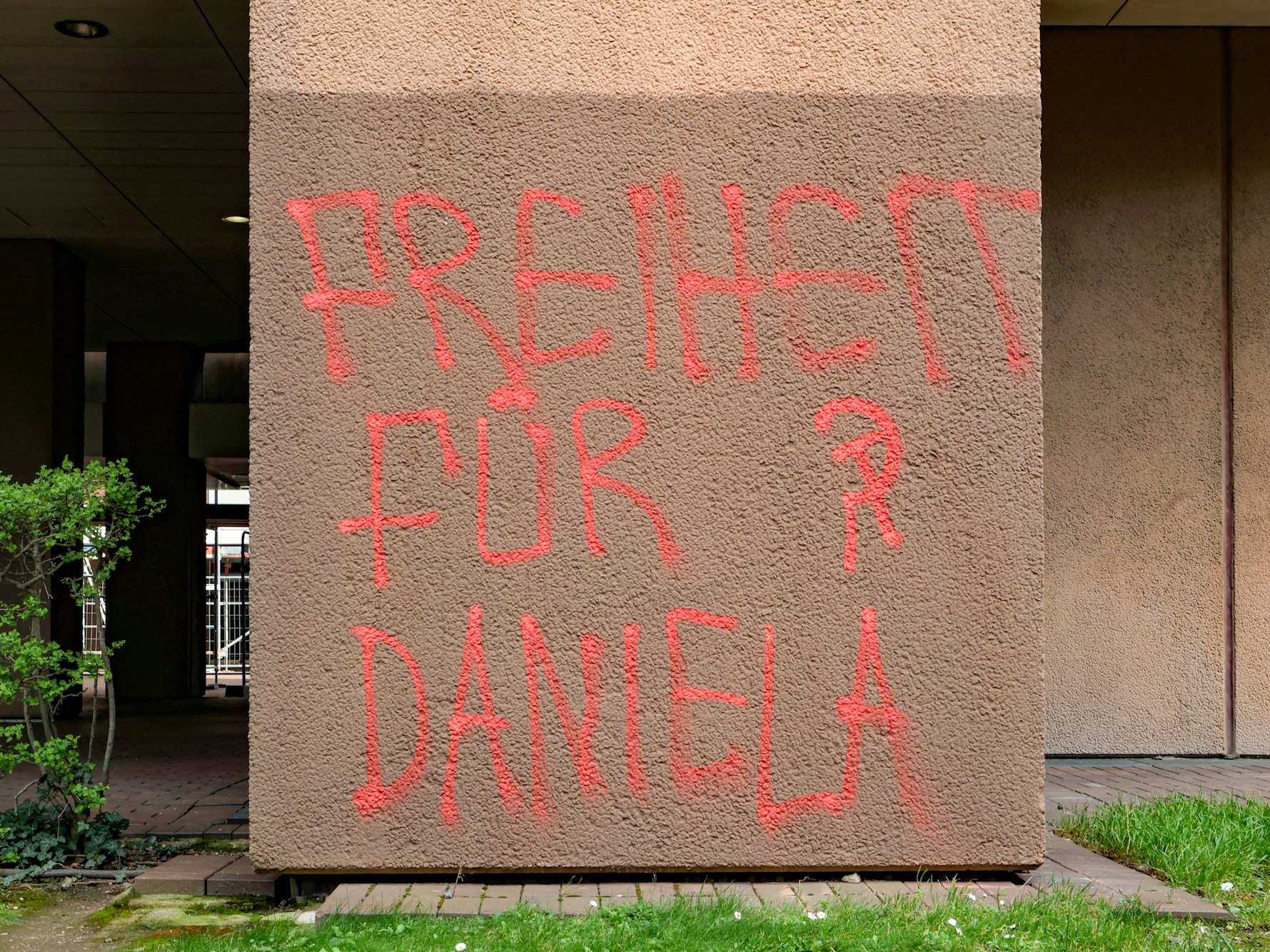 Auch diesen Schriftzug hinterließen die Sprayer am Kölner Landgericht.