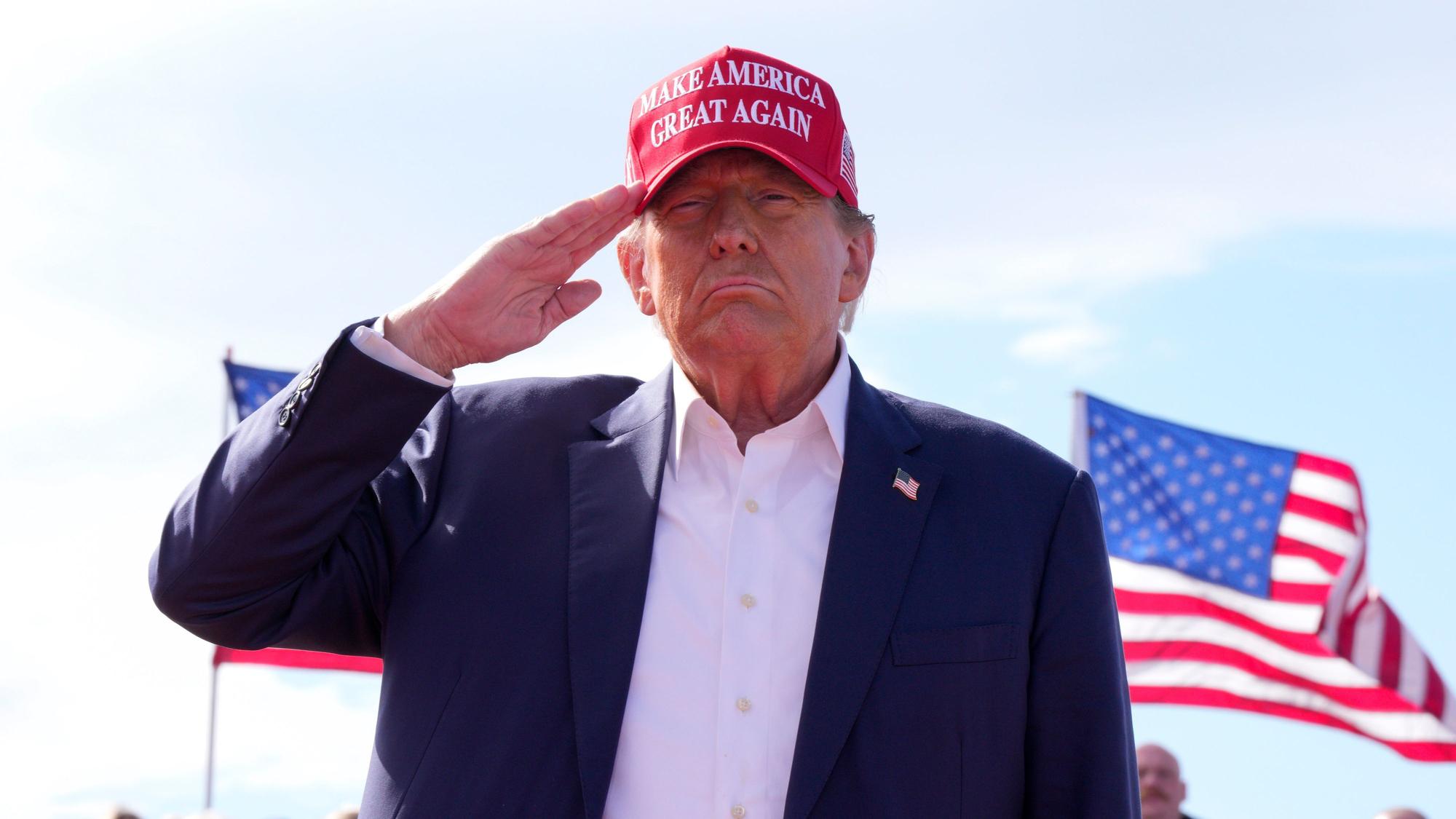 Donald Trump salutiert.