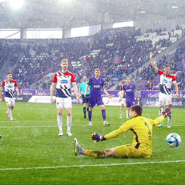 Bei strömenden Regen überwindet Boris Tashchy (links) Viktoria-Torhüter Ben Voll zum 1:1.