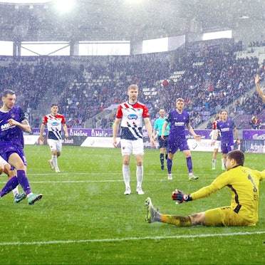 Bei strömenden Regen überwindet Boris Tashchy (links) Viktoria-Torhüter Ben Voll zum 1:1.