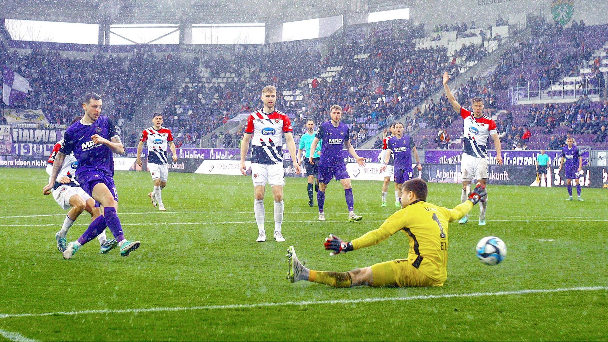 Bei strömenden Regen überwindet Boris Tashchy (links) Viktoria-Torhüter Ben Voll zum 1:1.