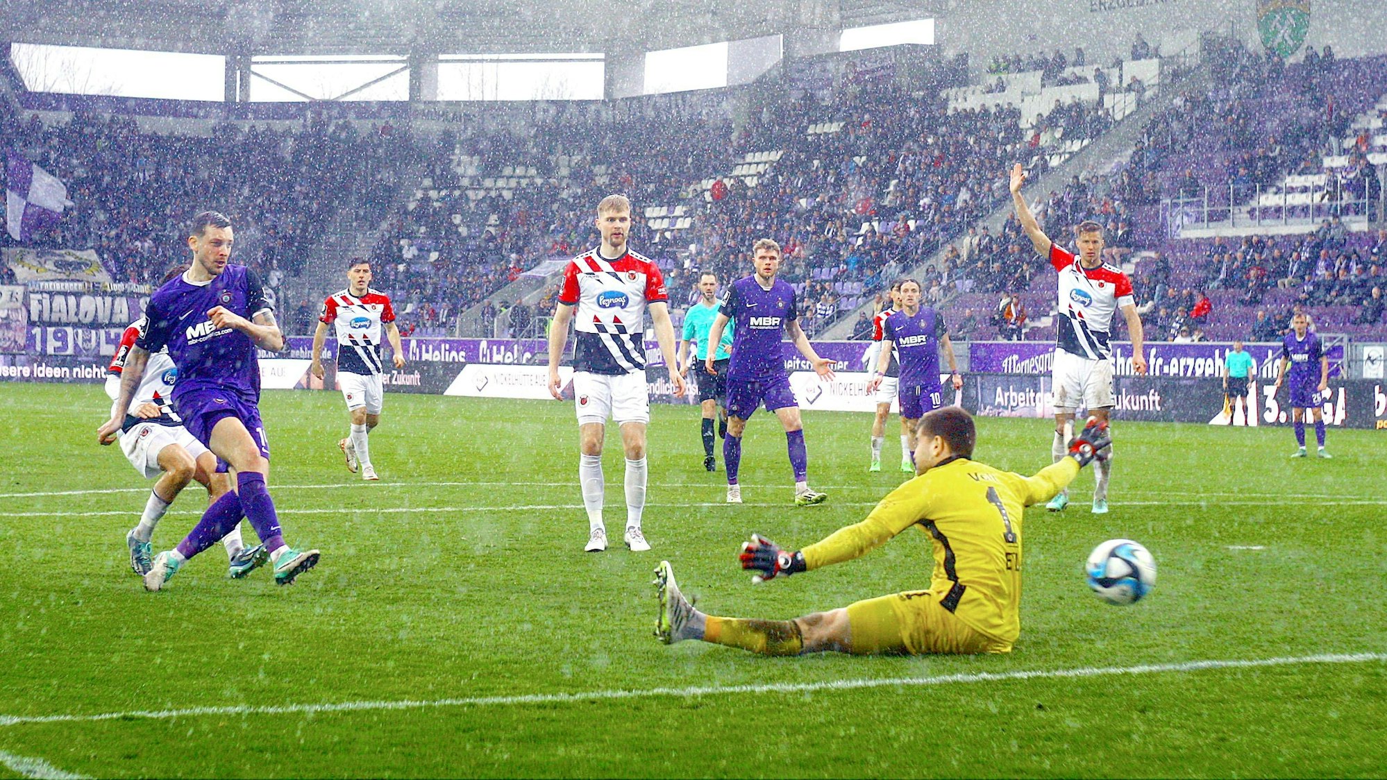 Bei strömenden Regen überwindet Boris Tashchy (links) Viktoria-Torhüter Ben Voll zum 1:1.