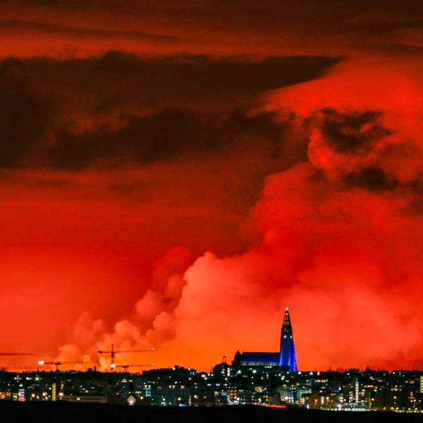 Die Skyline von Reykjavik ist vor dem Hintergrund eines orangefarbenen Himmels zu sehen, der durch geschmolzene Lava entstanden ist, die am 16. März 2024 aus einer Spalte auf der Halbinsel Reykjanes nördlich der evakuierten Stadt Grindavik im Westen Islands ausströmt.