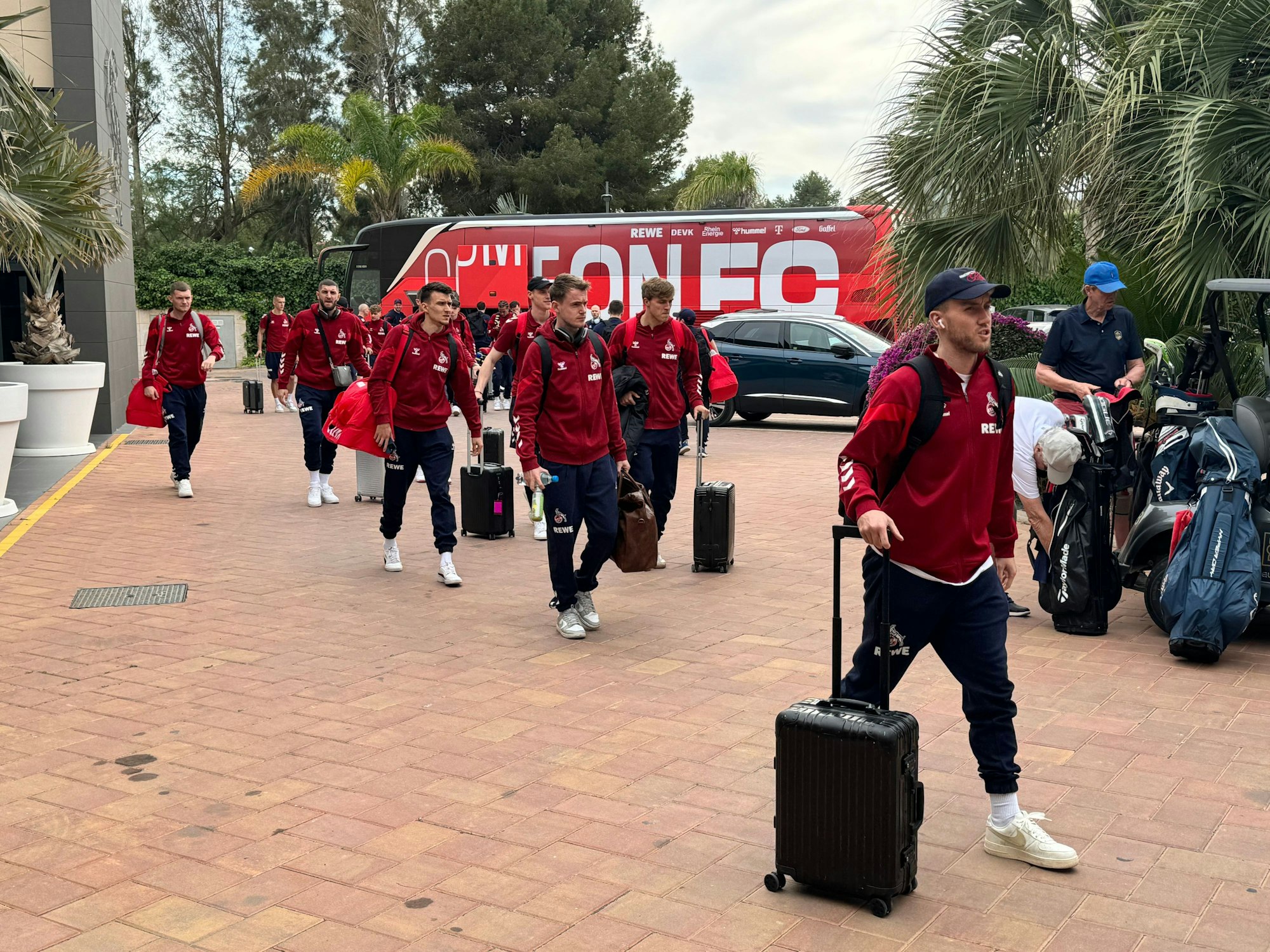 Luca Waldschmidt (rechts) und seine Teamkollegen vom 1. FC Köln treffen am La Finca Resort in Algorfa an der Costa Blanca ein.