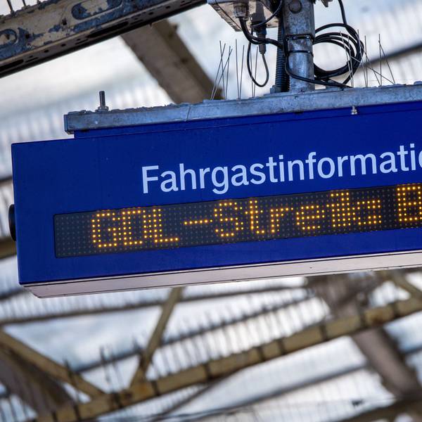 Eine Anzeigetafel für Fahrgastinformationen informiert über Auswirkungen des GDL-Streiks.