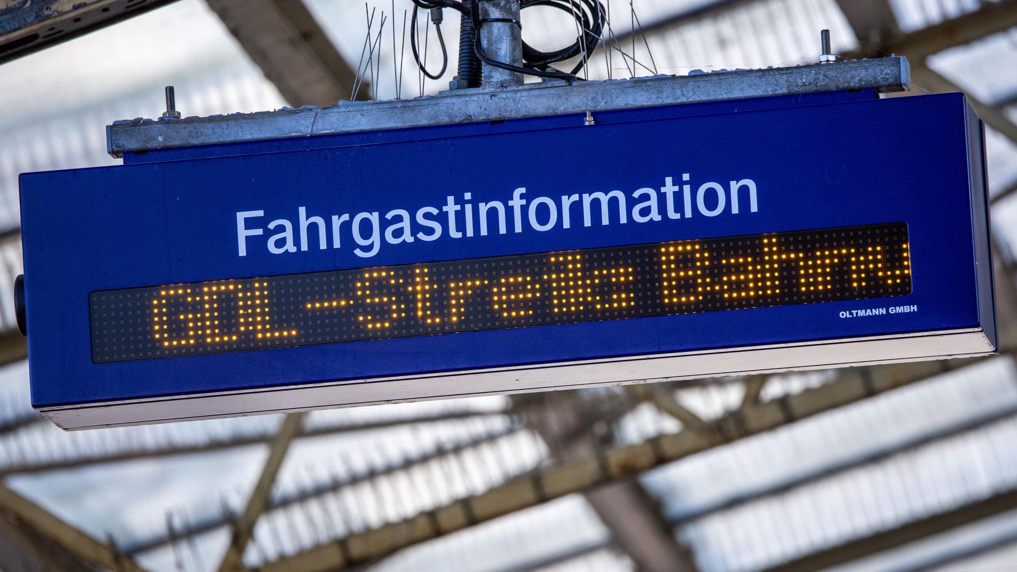 Eine Anzeigetafel für Fahrgastinformationen informiert über Auswirkungen des GDL-Streiks.