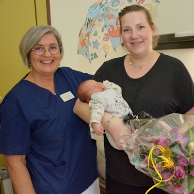 Alles ist gut gegangen, Baby Romy ist kerngesund: Chefärztin Anja Weishap (von links), Mutter Lisa Börsch und Stationsleiterin Evelyn Christian nach der plötzlichen Geburt am Samstag. Diese hält einen Strauß Blumen in der Hand und die Mutter ihr Baby auf dem Arm.