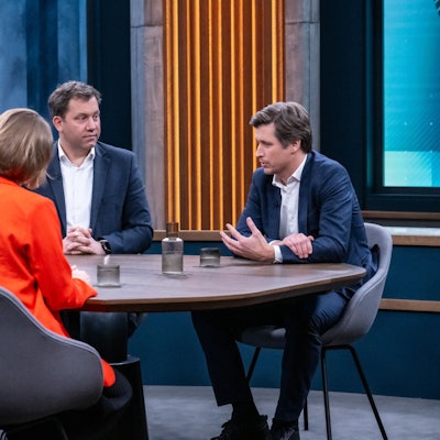 Caren Miosga (l.) mit ihren Gästen Lars Klingbeil (M.), Helene Bubrowski (2.v.l.) und Moritz Schularick (r.)