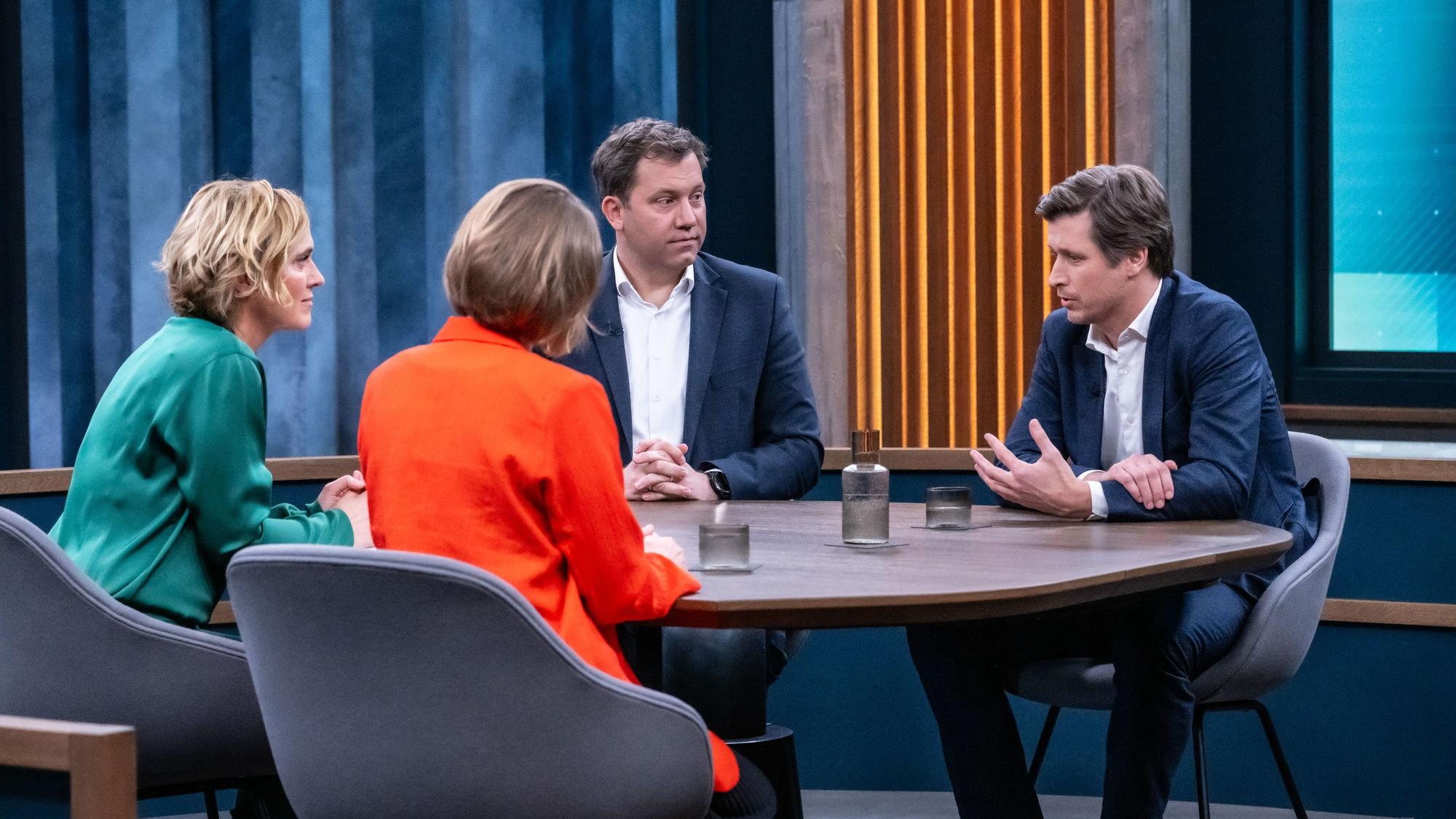 Caren Miosga (l.) mit ihren Gästen Lars Klingbeil (M.), Helene Bubrowski (2.v.l.) und Moritz Schularick (r.)