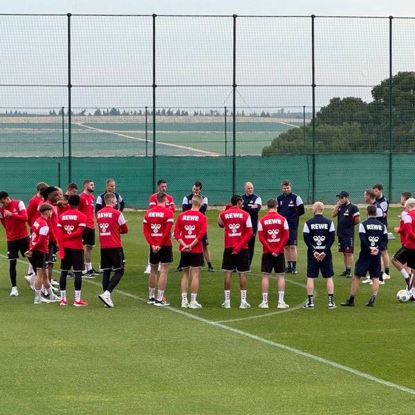Die Kölner Mannschaft schwört sich auf die erste Trainingseinheit an der Costa Blanca ein.