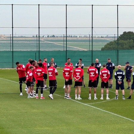 Die Kölner Mannschaft schwört sich auf die erste Trainingseinheit an der Costa Blanca ein.