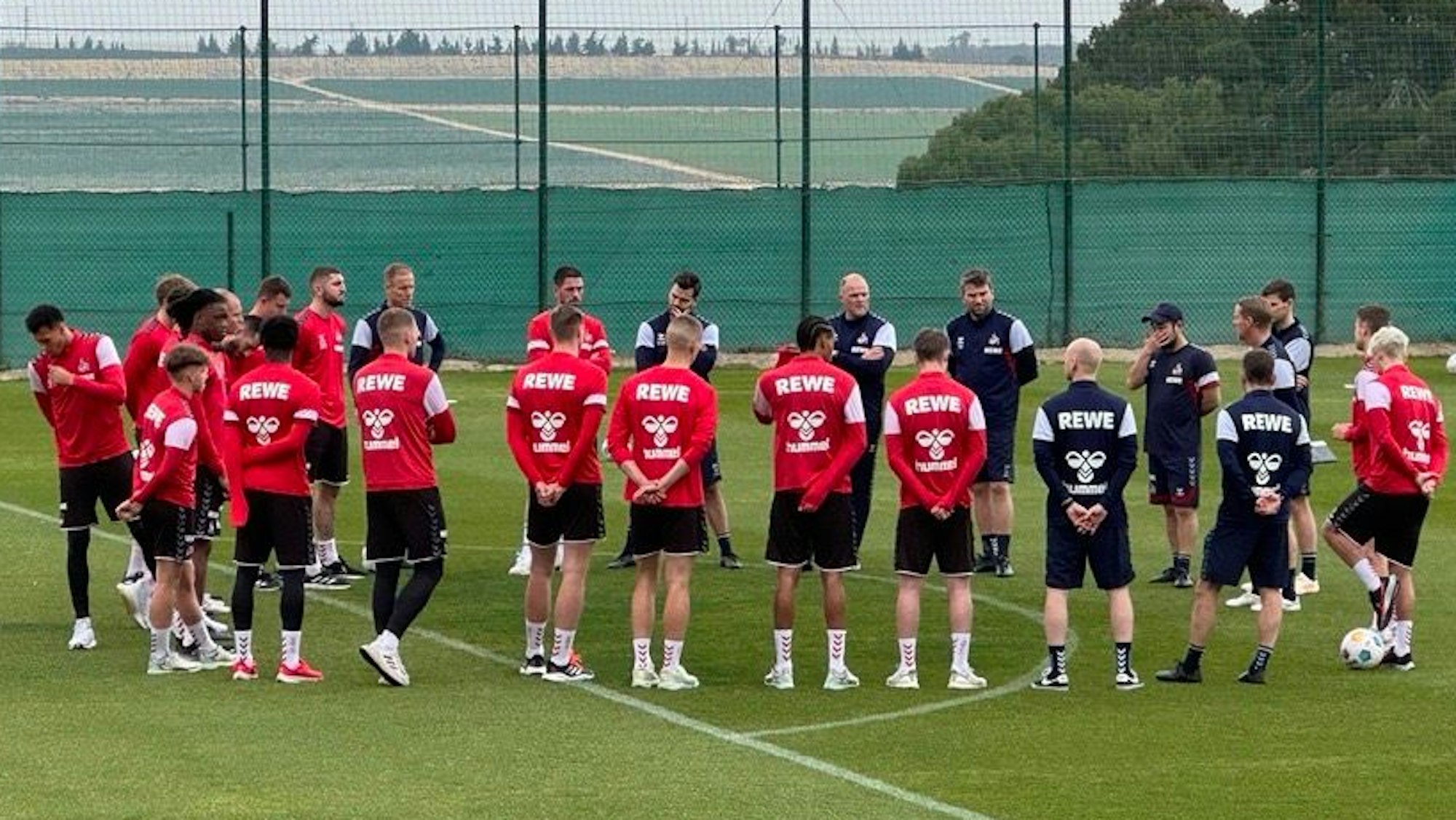 Die Kölner Mannschaft schwört sich auf die erste Trainingseinheit an der Costa Blanca ein.