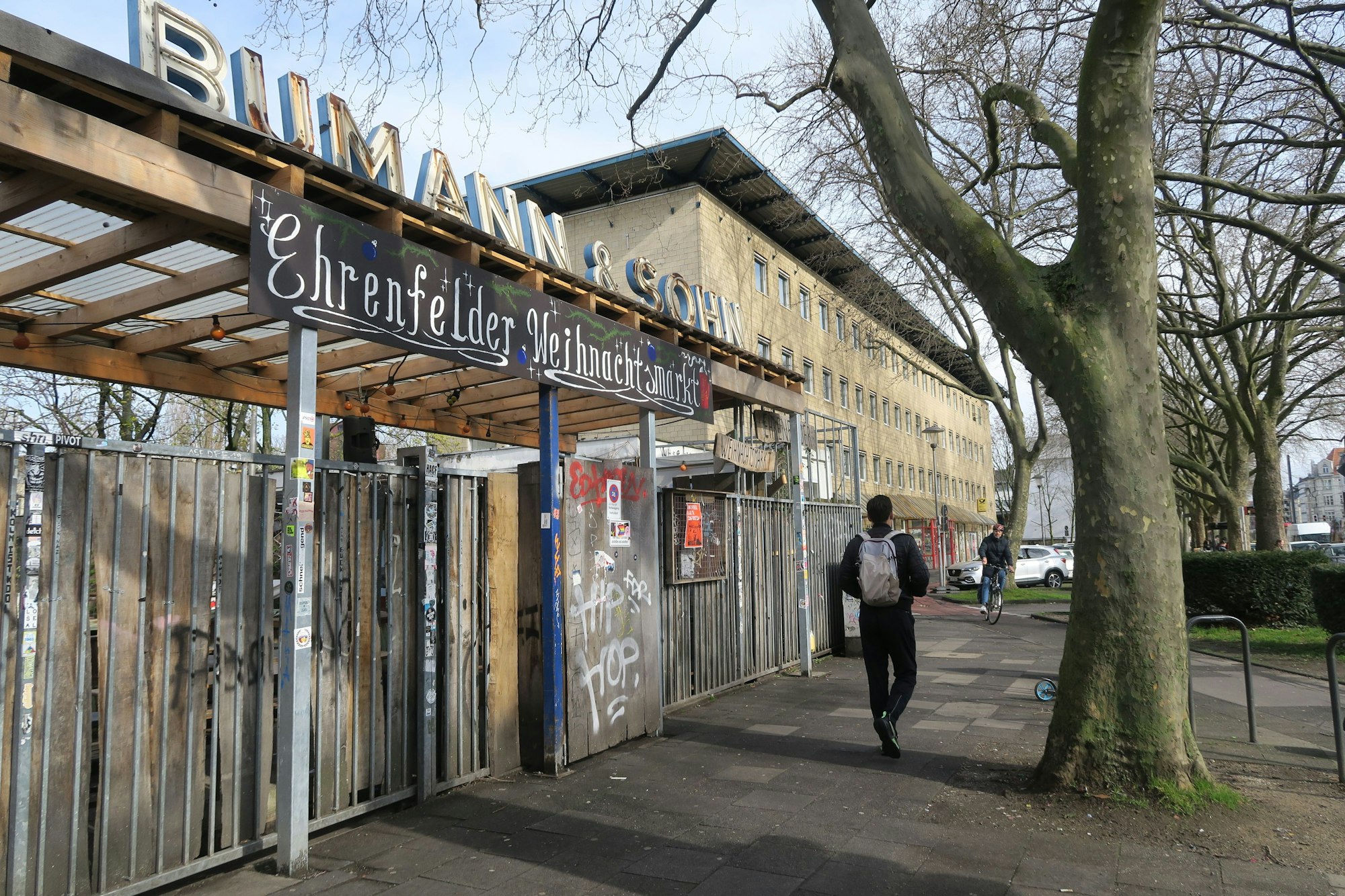 Blick auf das viergeschossige ehemalige Post-Gebäude, davor ist das Veranstaltungsareal Bumann & Sohn.