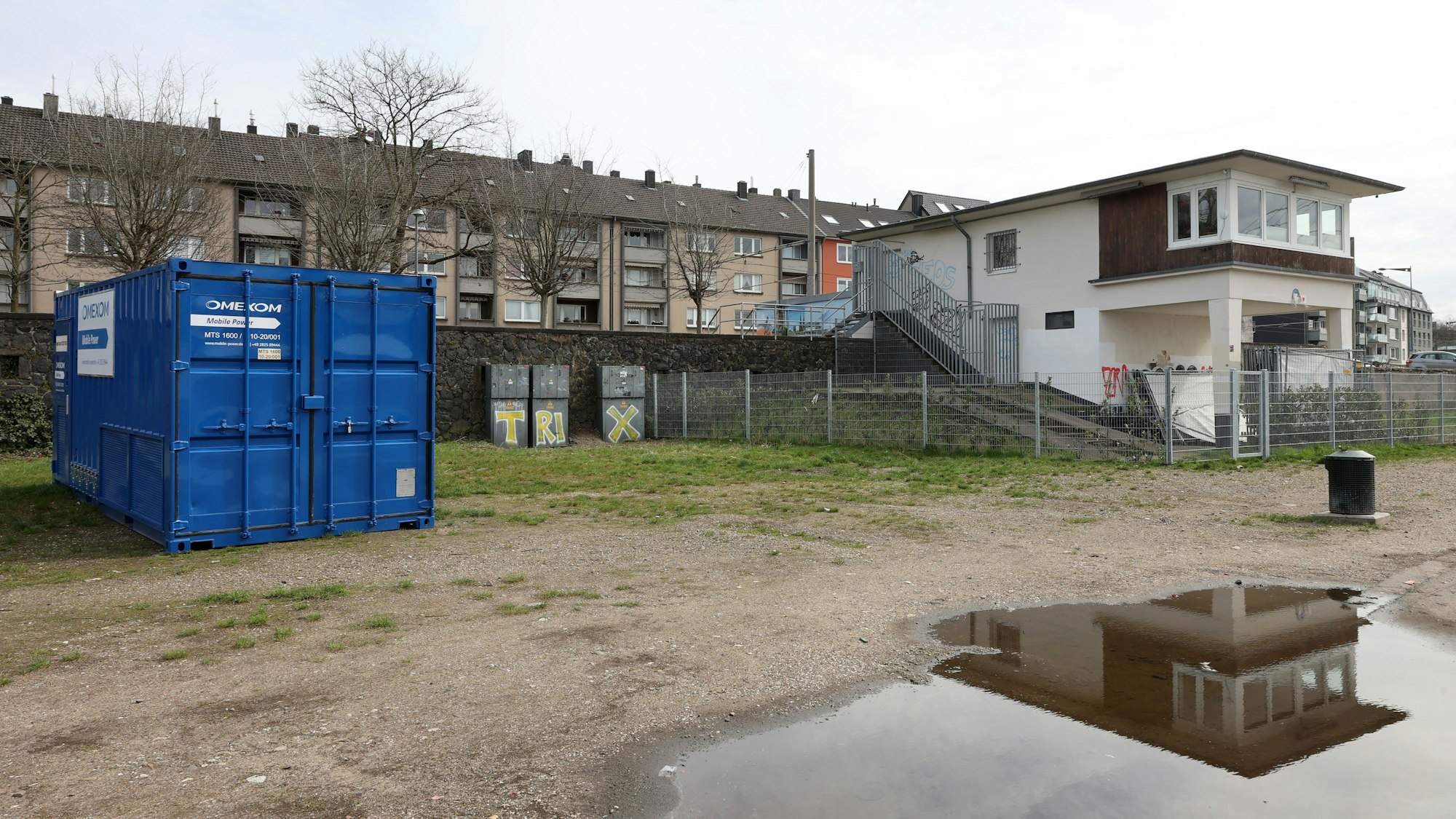 Die grauen Verteilerkästen an der Kaimauer stehen neben dem Sitz der GKS auf der Deutzer Werft.