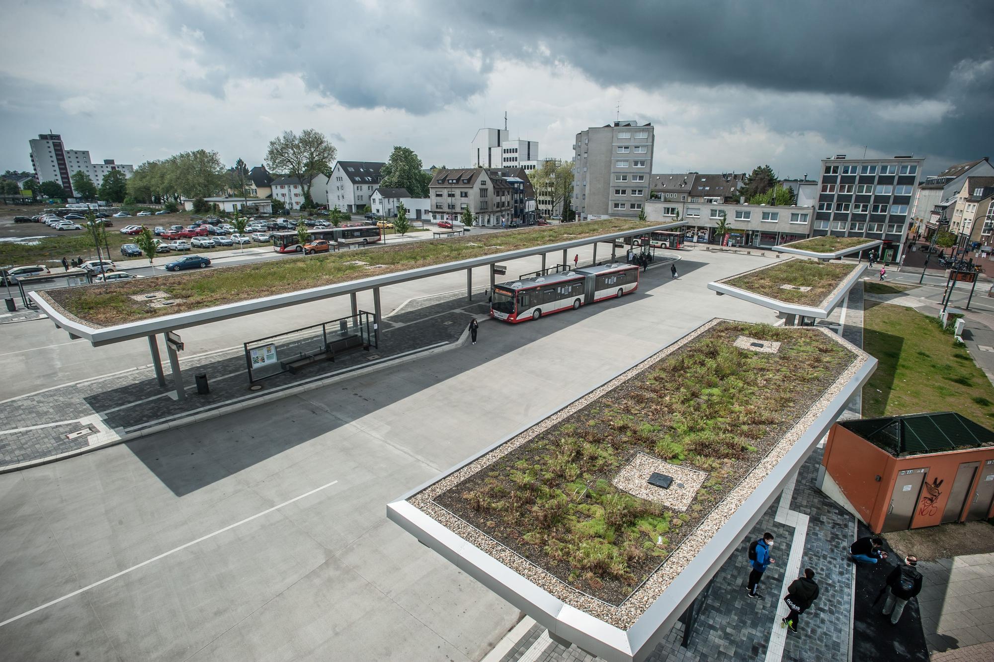 Der Busbahnhof in Opladen hat inzwischen grüne Dächer.