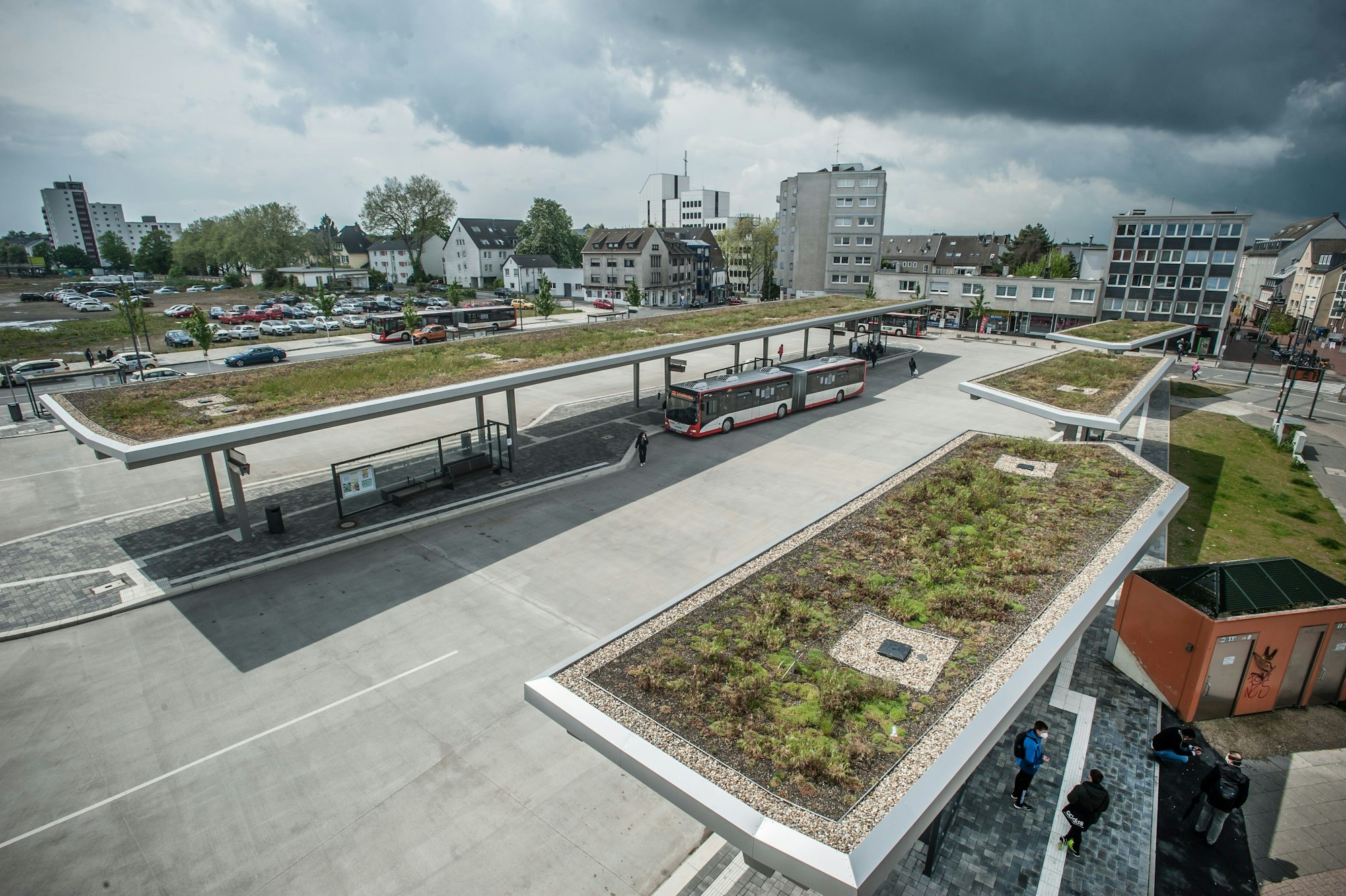 Der Busbahnhof in Opladen hat inzwischen grüne Dächer.