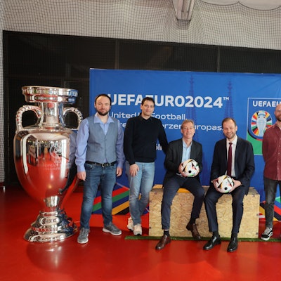 Das Foto zeigt (v.l.n.r.) Mathias Schmidt (DSOM, Projektleiter Stadion der Träume), Stephan Klemm (Autor & Journalist), Dr. Andreas Höfer (DSOM, Museumsdirektor), Robert Voigtsberger (Stadt Köln, Beigeordneter für Bildung, Jugend und Sport), Thomas Lükewille (Kölner Fanprojekt).