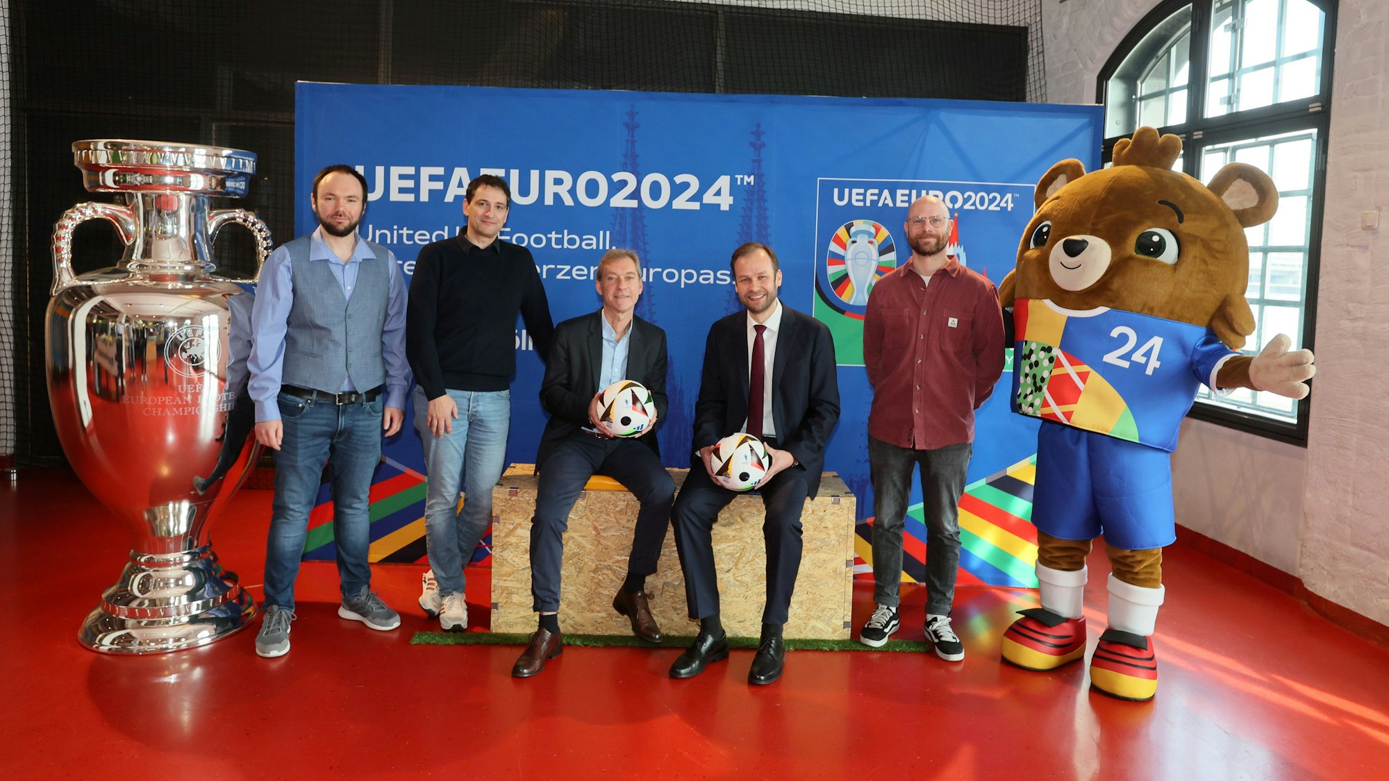 Das Foto zeigt (v.l.n.r.) Mathias Schmidt (DSOM, Projektleiter Stadion der Träume), Stephan Klemm (Autor & Journalist), Dr. Andreas Höfer (DSOM, Museumsdirektor), Robert Voigtsberger (Stadt Köln, Beigeordneter für Bildung, Jugend und Sport), Thomas Lükewille (Kölner Fanprojekt).