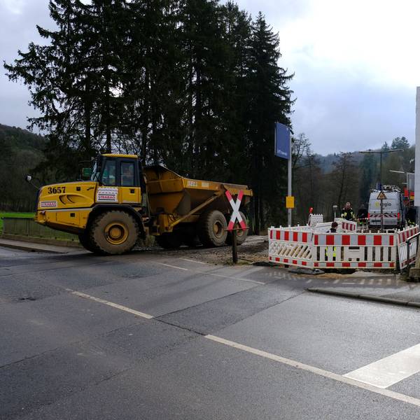 Bauarbeiten zum Wiederaufbau der Eifelstrecke: ein Muldenkipper am Bahnhof in Urft.