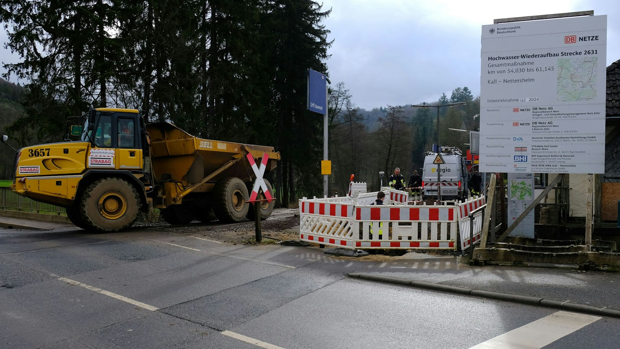 Bauarbeiten zum Wiederaufbau der Eifelstrecke: ein Muldenkipper am Bahnhof in Urft.