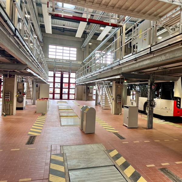 Ein Bus steht in einer riesigen Werkstatthalle.