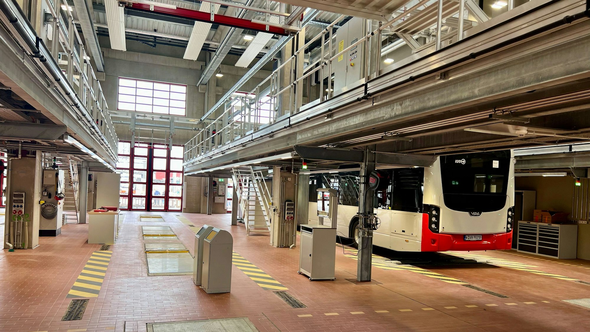 Ein Bus steht in einer riesigen Werkstatthalle.