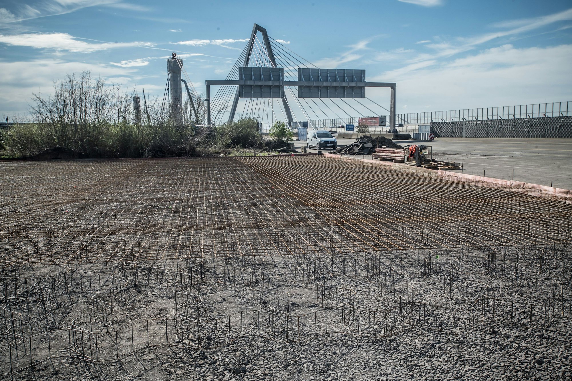 Hier wird eine Strahlhale errichtet, eigentlich ein Zelt, in dem der giftige Schutzanstrich auf den Stahlteilen (Bleimennige) abgelöst wird.