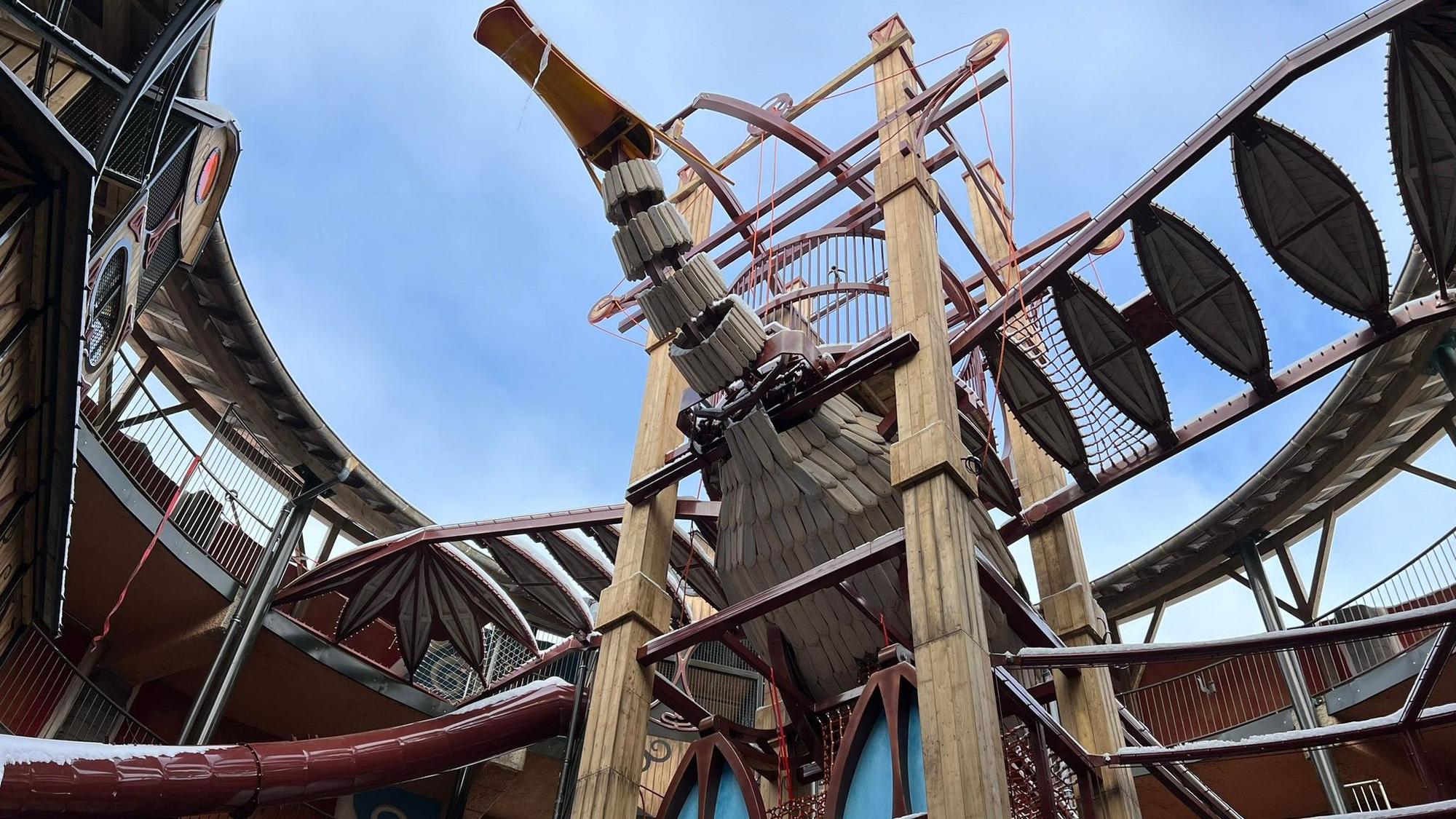 Zu sehen ist die neue Attraktion „Avoras“ im Phantasialand, die im Frühjahr 2024 eröffnen soll und sich in der Wintersaison noch im Bau befand.