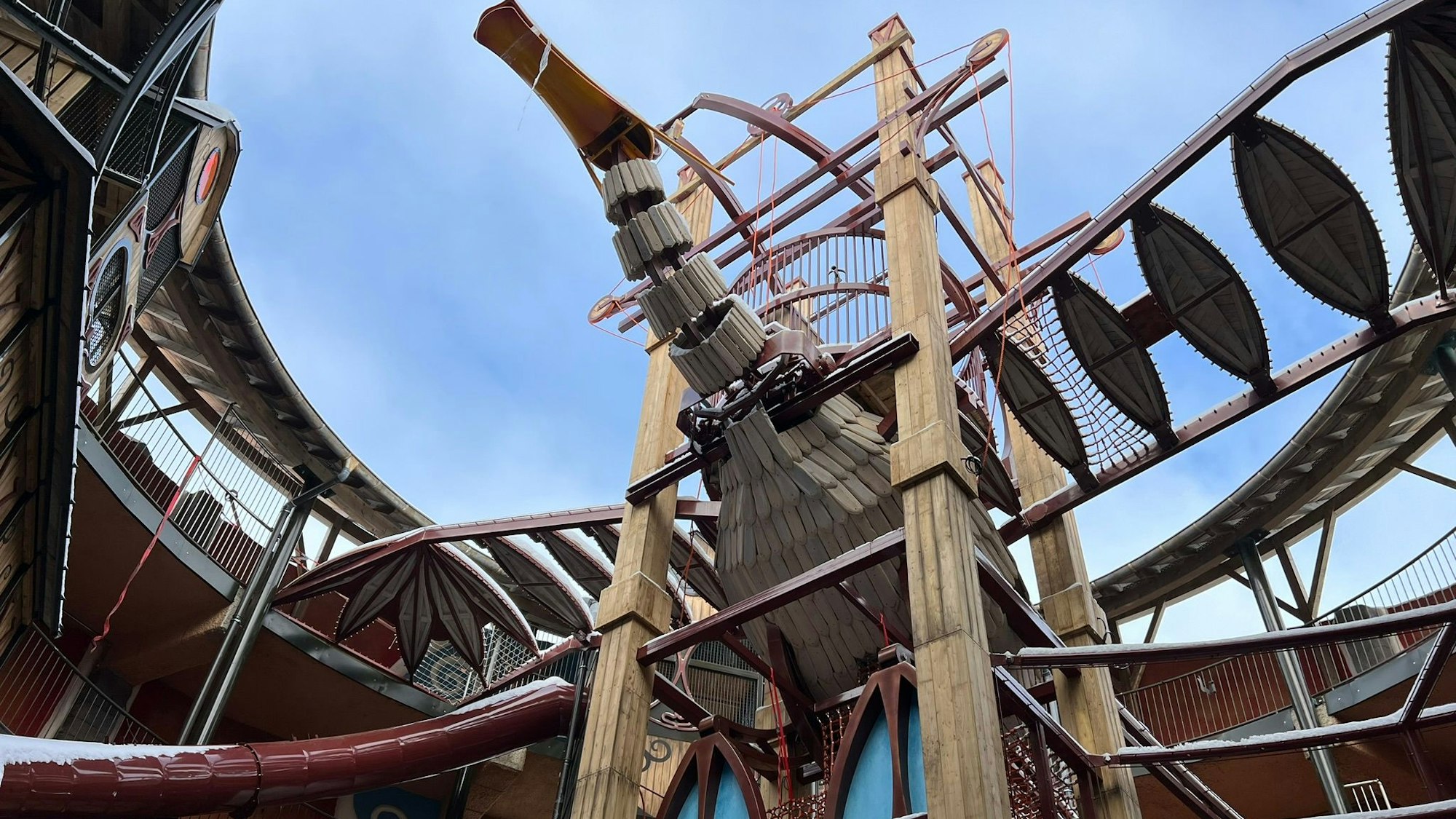 Zu sehen ist die neue Attraktion „Avoras“ im Phantasialand, die im Frühjahr 2024 eröffnen soll und sich in der Wintersaison noch im Bau befand.