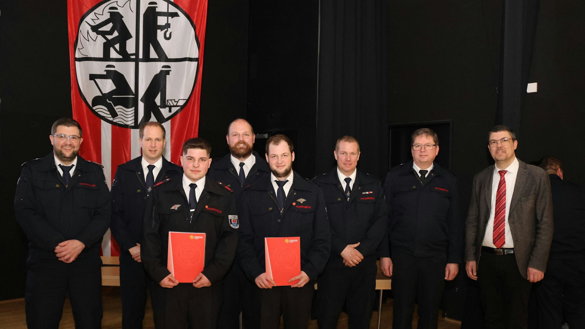 Mehrere ausgezeichnete Feuerwehrleute stehen nebeneinander.