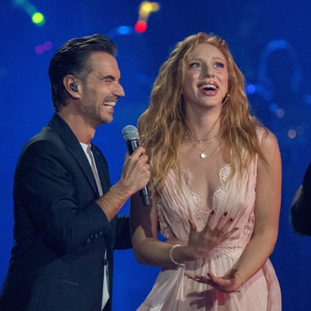 Florian Silbereisen (l) spricht mit Anna Ermakova bei der Live-Fernsehshow «Schlagerchampions 2024» im Velodrom.