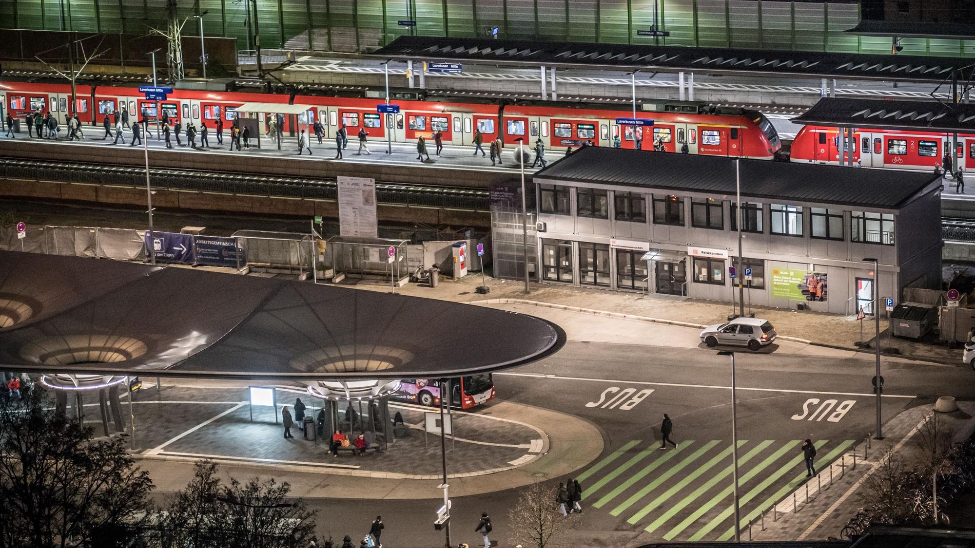 Auch die ÖPNV-Verbindungen, hier der Bahnhof Mitte in Wiesdorf, gehört zu den 17 vom IW untersuchten Indikatoren. (Archivbild)