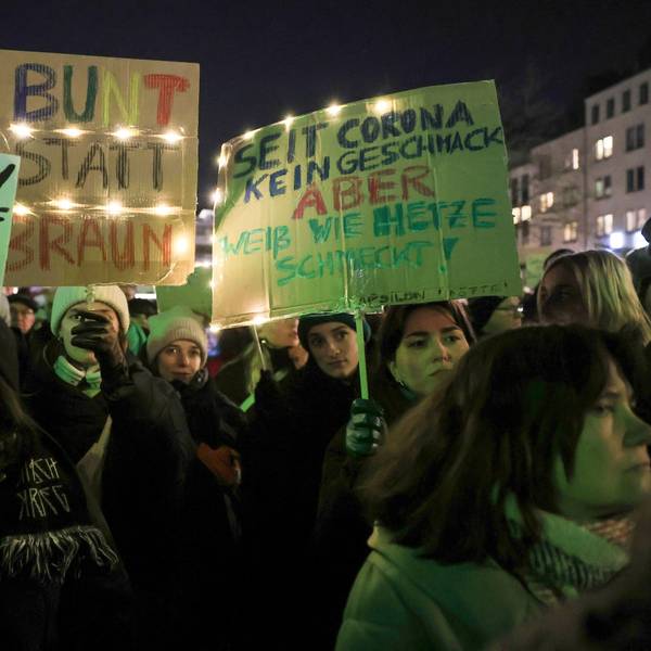 Köln: Demonstration auf dem Heumarkt mit dem Slogan „Gemeinsam gegen den Rechtsruck“. Zu sehen sind Demonstranten mit Plakaten.