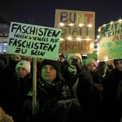 Köln: Demonstration auf dem Heumarkt mit dem Slogan „Gemeinsam gegen den Rechtsruck“. Zu sehen sind Demonstranten mit Plakaten.